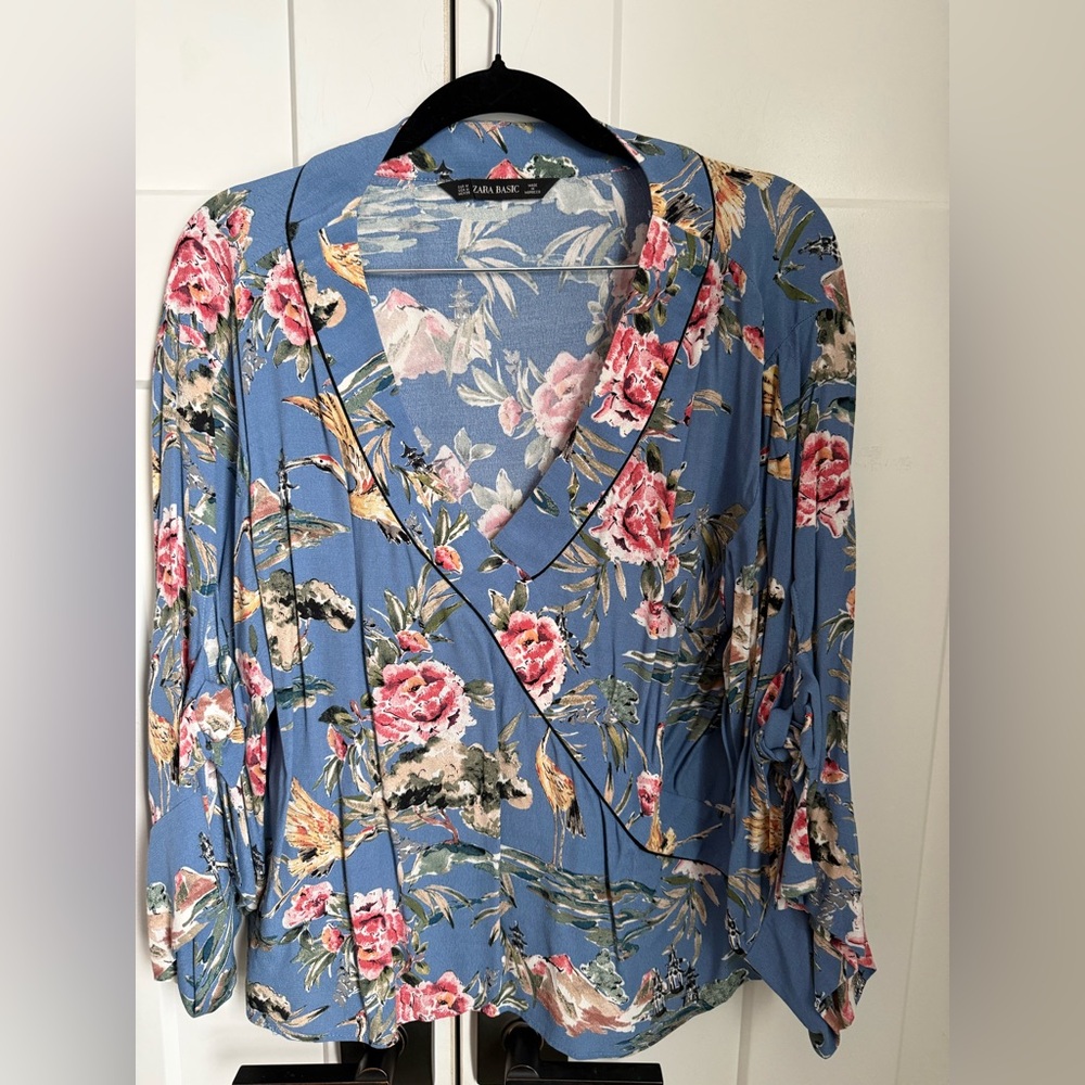 Zara floral print, v-neckline top in blue with flowers and birds print. Size M. - Picture 2 of 6